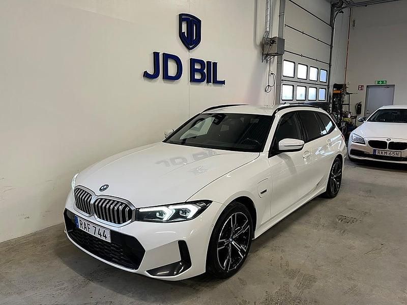 Begagnad BMW 330e M Sport 184 HK (135 kW) 2023 Vit Kombi