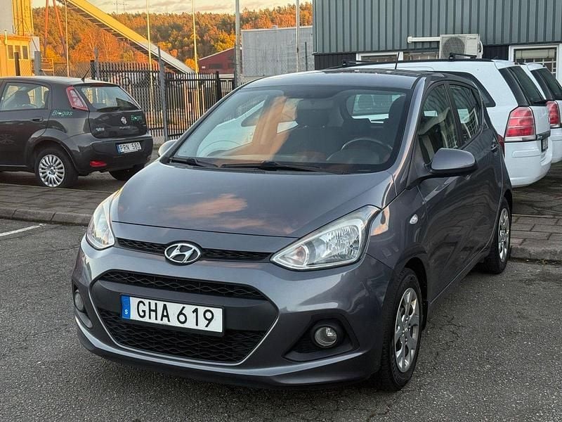 Mörkgrå (grå) Begagnad 2015 Hyundai i10 Halvkombi | 59 990 kr (Marknadspris) - Bild 1/4