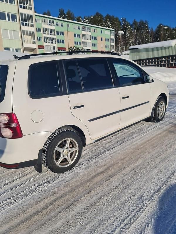 Begagnad VW Touran 105 HK (77 kW) 2009 Minibuss