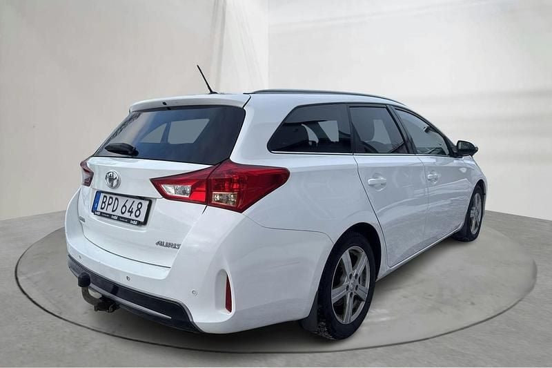 Begagnad Toyota Auris Edition 124 HK (91 kW) 2015 Vit Kombi