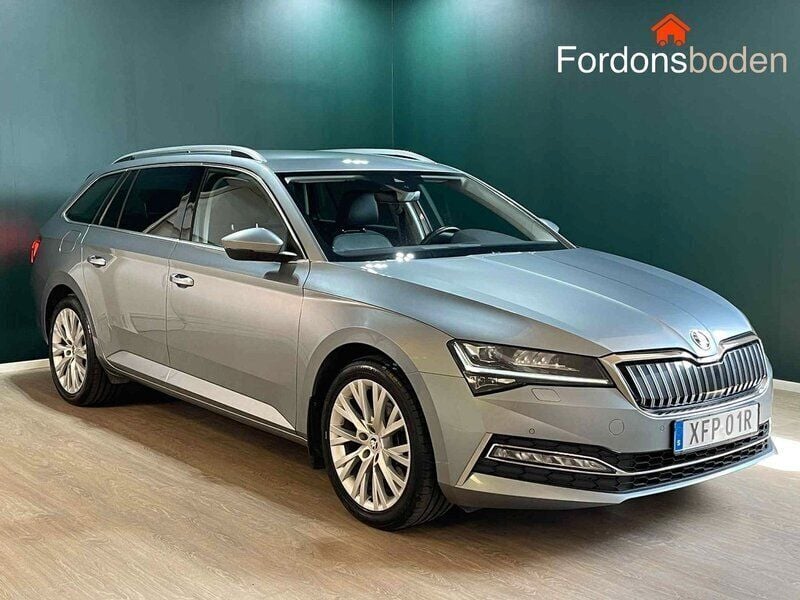 Grå Begagnad 2020 Skoda Superb Style Kombi | 224 800 kr (Marknadspris) - Bild 1/4