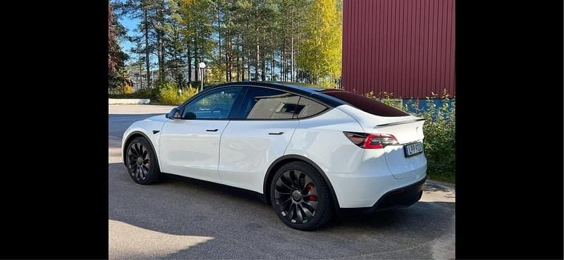 Vit Begagnad 2022 Tesla Model Y Performance SUV | 449 000 kr - Bild 1/4
