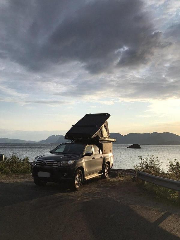 Grå Begagnad 2016 Toyota HiLux Pickup | 375 000 kr (Dyr) - Bild 1/4