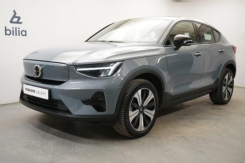 Grå Begagnad 2022 Volvo C40 Core SUV | 349 900 kr (Marknadspris) - Bild 1/4