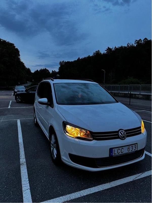 Vit Begagnad 2012 VW Touran Minibuss | 66 000 kr (Marknadspris) - Bild 1/4