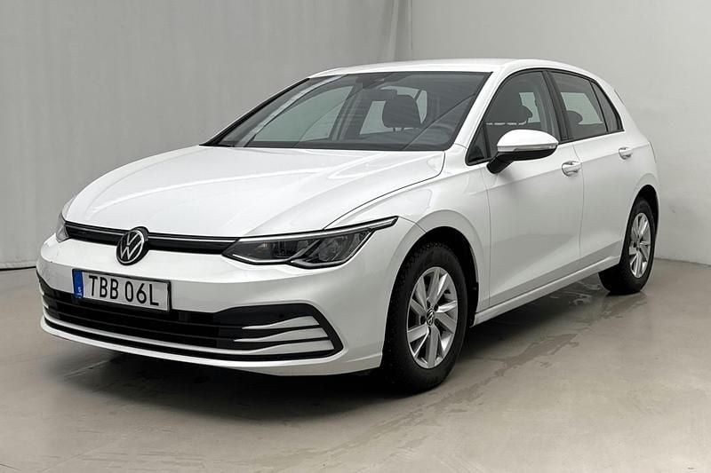 Vit Begagnad 2023 VW Golf VIII | 189 000 kr (Superpris) - Bild 1/4