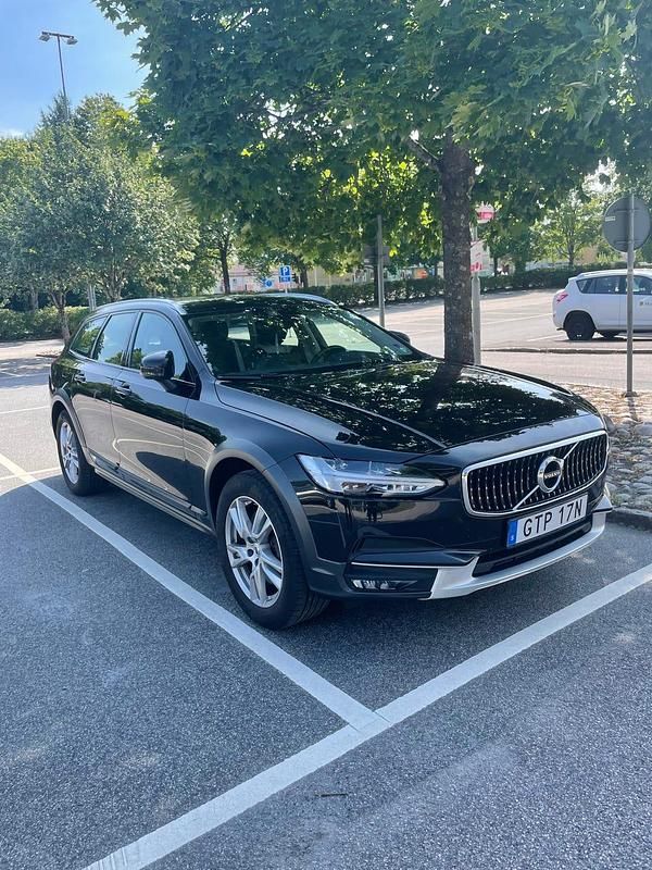 Begagnad 2019 Volvo V90 CC Momentum Kombi | 295 000 kr (Bra pris) - Bild 1/4
