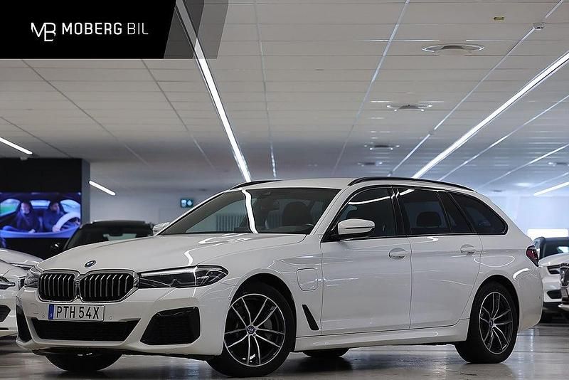 Vit Begagnad 2022 BMW 530e M Sport Kombi | 339 900 kr (Marknadspris) - Bild 1/2