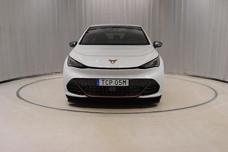 Begagnad Cupra Born e-Boost 169 kW (231 HK) 2024 Glacial white metallic Halvkombi