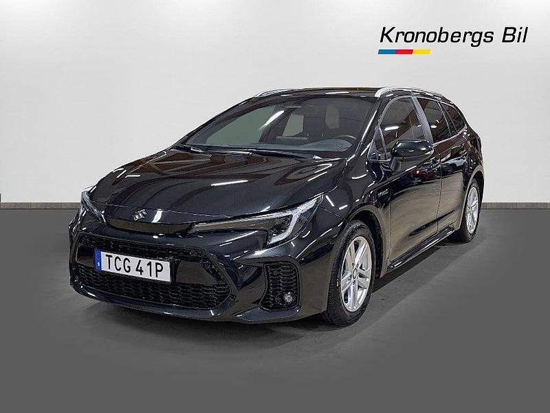 Svart Begagnad 2024 Suzuki Swace Kombi | 289 200 kr (Marknadspris) - Bild 1/4