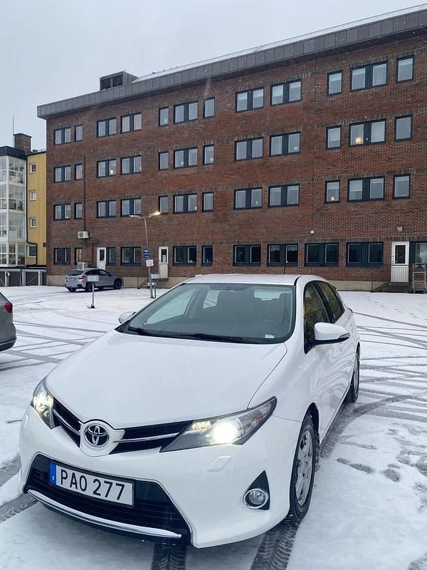 Begagnad 2014 Toyota Auris Halvkombi | 67 400 kr (Marknadspris) - Bild 1/4