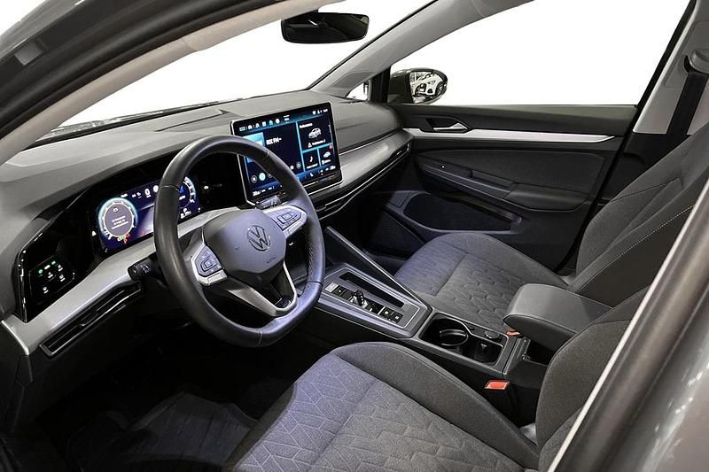 Begagnad VW Golf VIII Life 151 HK (111 kW) 2024 Grå Halvkombi