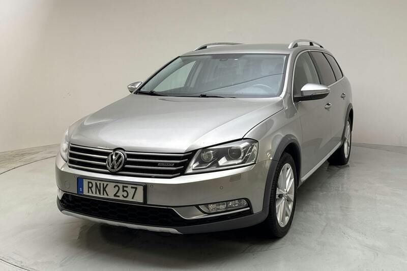 Silver Begagnad 2015 VW Passat Sedan | 119 000 kr (Superpris) - Bild 1/4