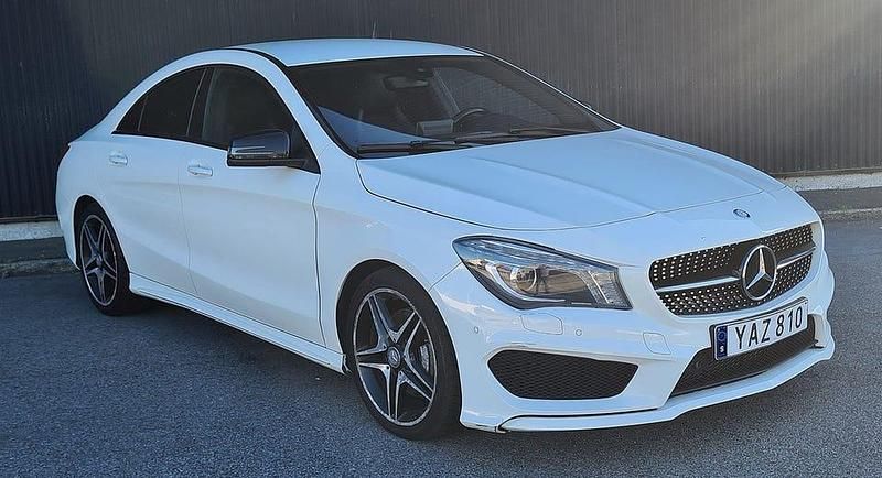 Vit Begagnad 2016 Mercedes CLA220 AMG Sedan | 159 900 kr (Bra pris) - Bild 1/4