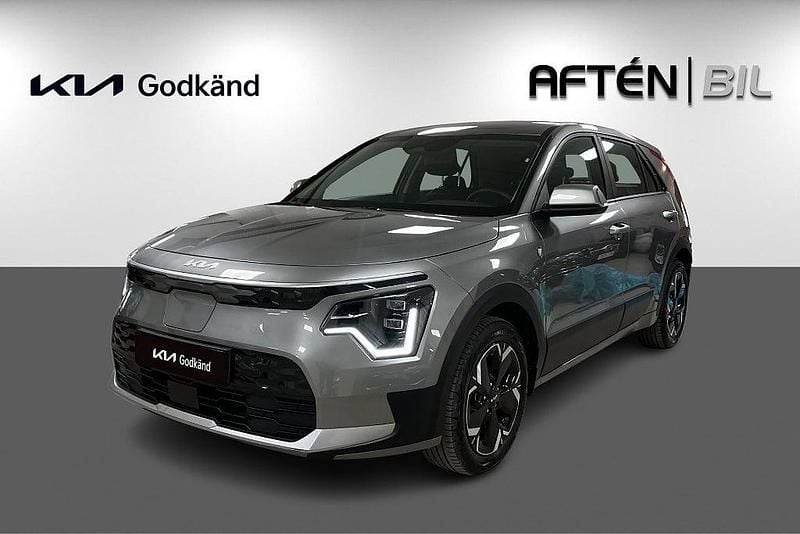 Grå Begagnad 2024 Kia e-Niro SUV | 329 800 kr (Marknadspris) - Bild 1/3
