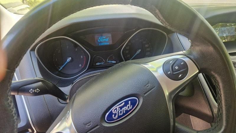 Svart Begagnad 2012 Ford Focus Titanium Halvkombi | 63 000 kr (Marknadspris) - Bild 1/4