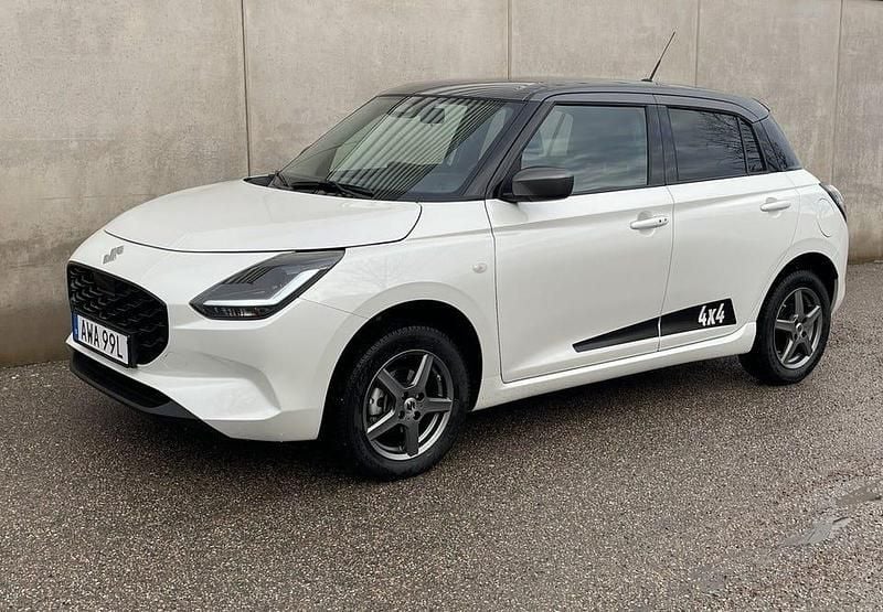 Vit Ny 2025 Suzuki Swift Halvkombi | 259 500 kr (Marknadspris) - Bild 1/4