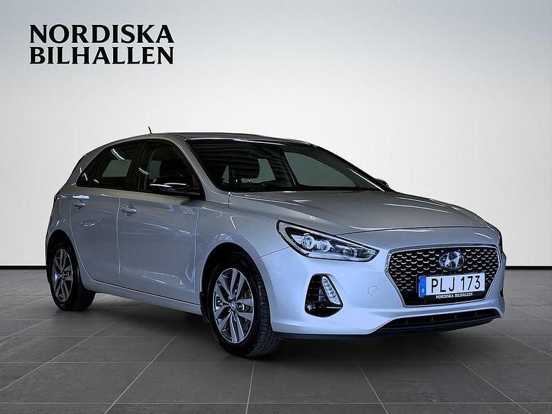 Silver Begagnad 2017 Hyundai i30 Comfort Halvkombi | 129 795 kr (Marknadspris) - Bild 1/4