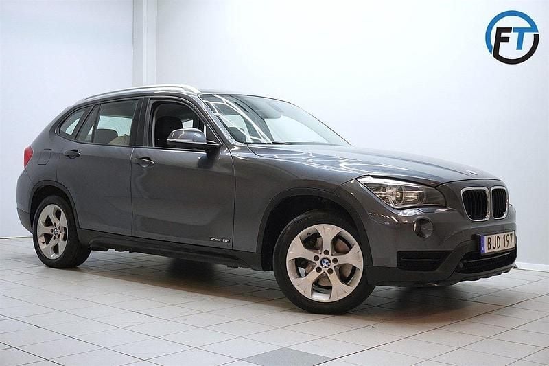 Grå Begagnad 2015 BMW X1 Sport Line SUV | 108 800 kr (Bra pris) - Bild 1/4