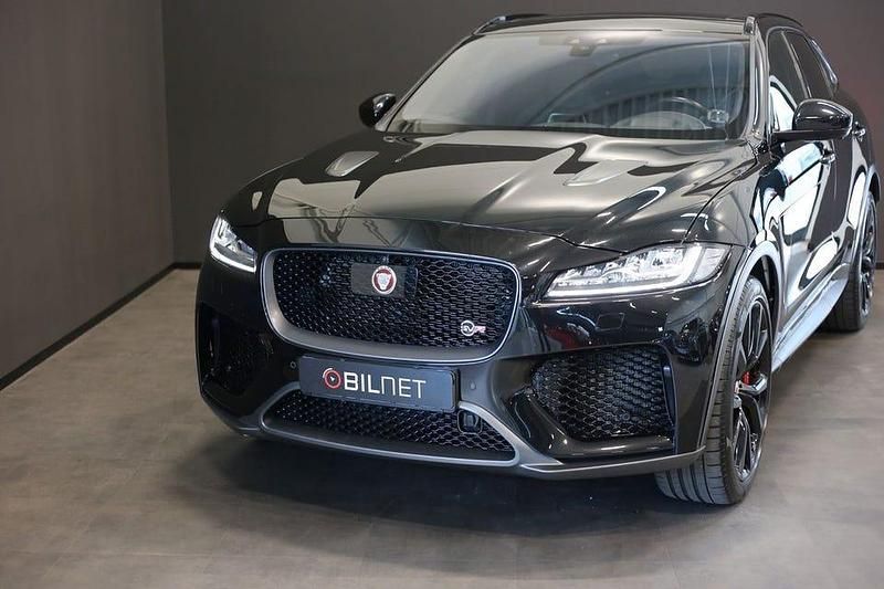 Begagnad Jaguar F-Pace SVR 550 HK (404 kW) 2020 Svart SUV