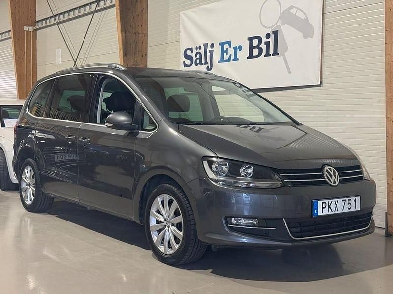 Mörkgrå (grå) Begagnad 2017 VW Sharan GT Minibuss | 249 800 kr (Marknadspris) - Bild 1/4