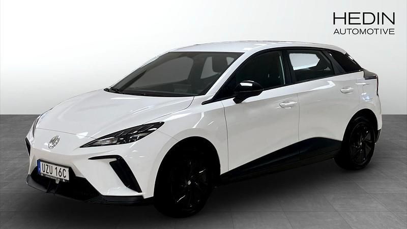 Vit (white) Begagnad 2023 MG MG4 EV Halvkombi | 269 900 kr (Marknadspris) - Bild 1/4