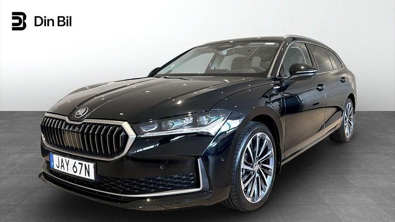 Svart Begagnad 2024 Skoda Superb LAURIN & KLEMENT Kombi | 499 900 kr - Bild 1/4
