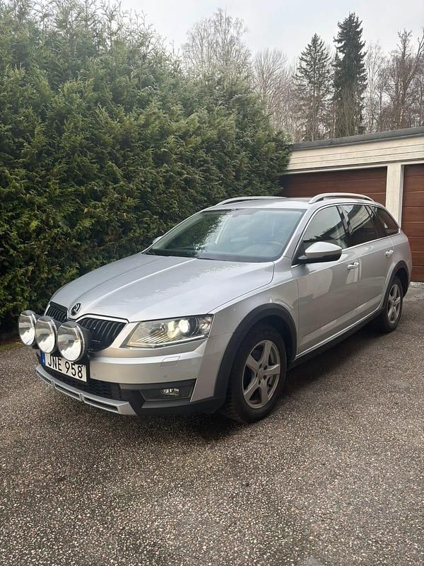 Begagnad 2015 Skoda Octavia Kombi | 93 900 kr (Marknadspris) - Bild 1/4