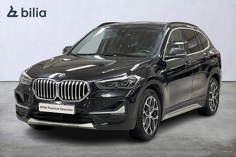 Svart Begagnad 2020 BMW X1 xLine SUV | 318 900 kr (Marknadspris) - Bild 1/4