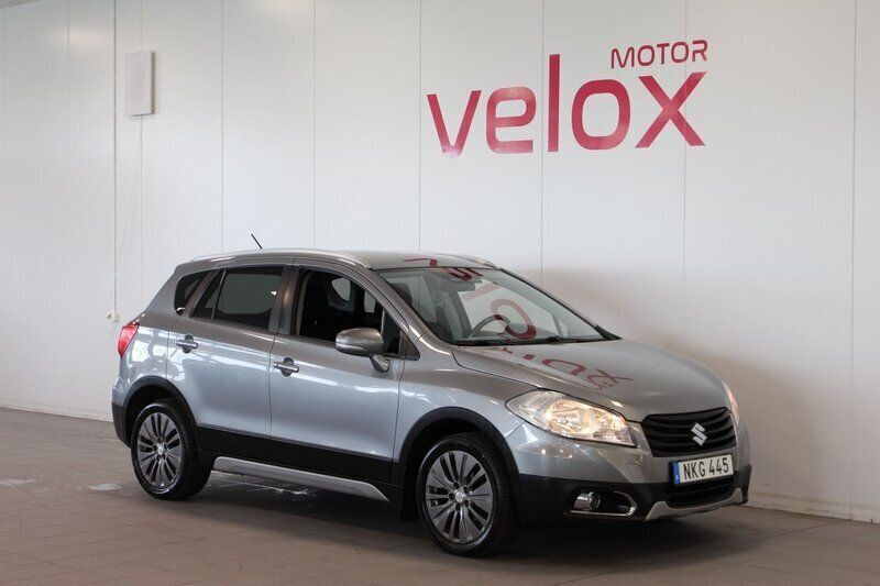 Mörkgrå Begagnad 2013 Suzuki SX4 S-Cross SUV | 114 900 kr (Marknadspris) - Bild 1/4