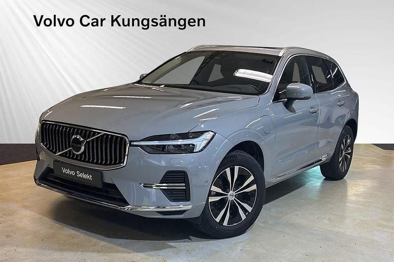 Grå Begagnad 2025 Volvo XC60 Core SUV | 509 900 kr (Marknadspris) - Bild 1/3