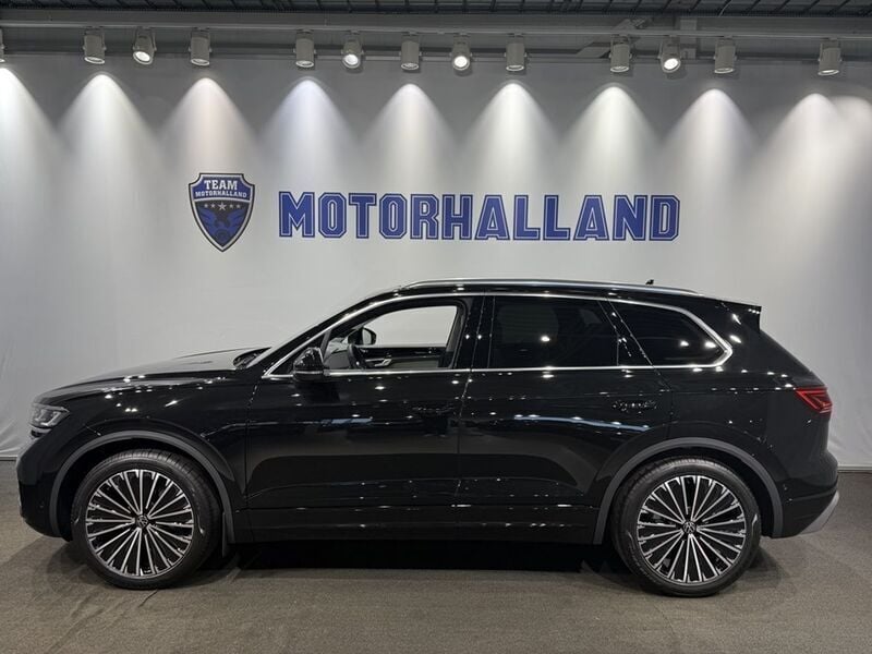 Svart Ny 2025 VW Touareg Elegance SUV | 953 300 kr (Marknadspris) - Bild 1/4