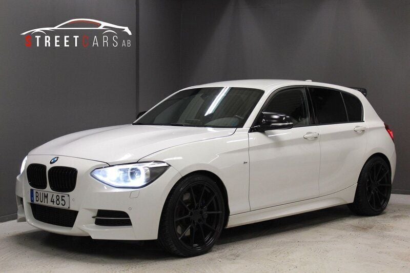Vit Begagnad 2013 BMW 135 Halvkombi | 219 900 kr - Bild 1/4