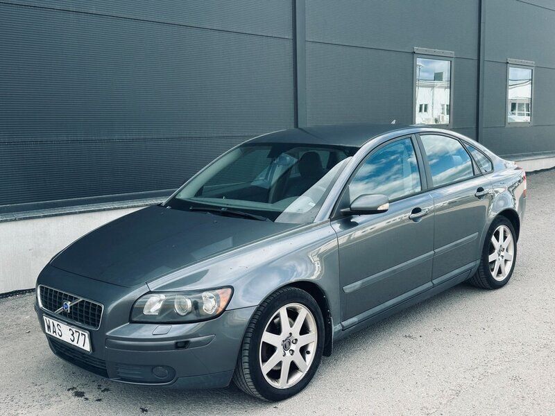 Grå Begagnad 2004 Volvo S40 Sedan | 24 900 kr (Lite dyr) - Bild 1/4
