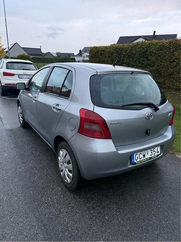 Grå Begagnad 2007 Toyota Yaris Halvkombi | 58 000 kr (Marknadspris) - Bild 1/3