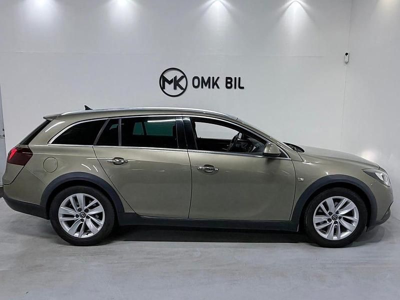 Begagnad Opel Insignia Country Tourer Business 163 HK (119 kW) 2014 Grön Kombi