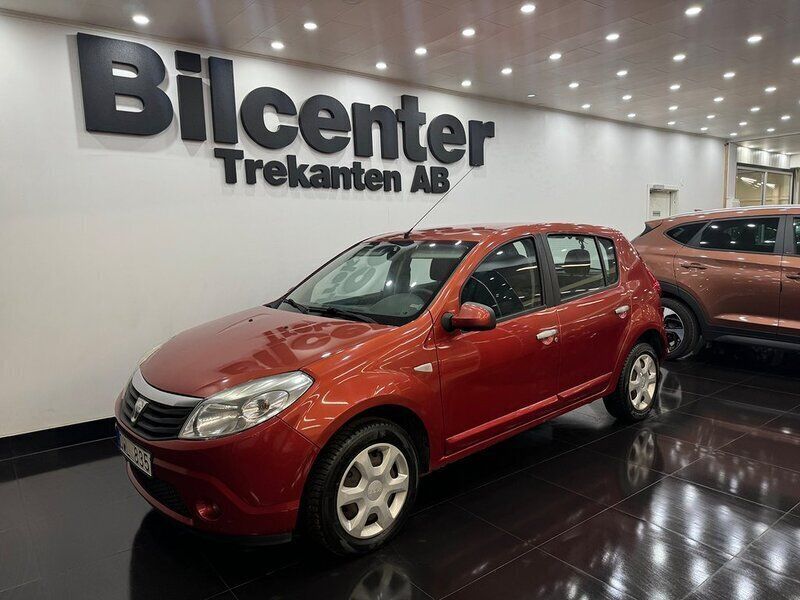 Röd Begagnad 2010 Dacia Sandero Halvkombi | 34 900 kr - Bild 1/4