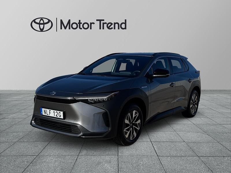 Silver Begagnad 2023 Toyota bZ4X SUV | 399 900 kr - Bild 1/3