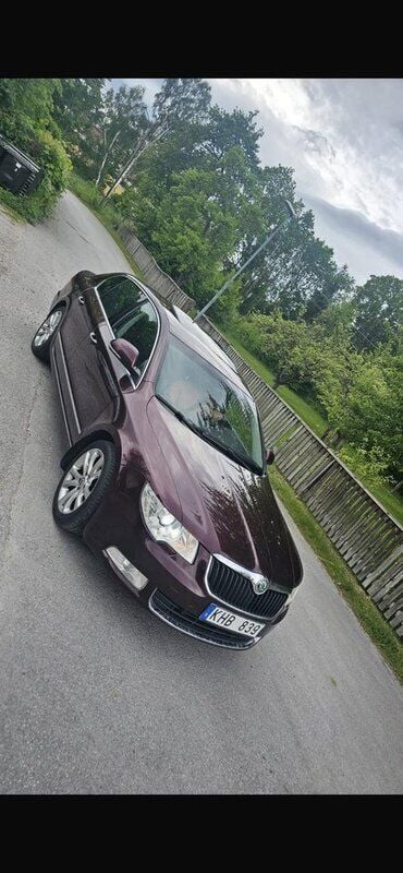 Röd Begagnad 2009 Skoda Superb Elegance Halvkombi | 58 900 kr (Lite dyr) - Bild 1/4