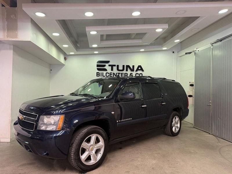 Mörkblå (blå) Begagnad 2007 Chevrolet Suburban SUV | 134 900 kr - Bild 1/4