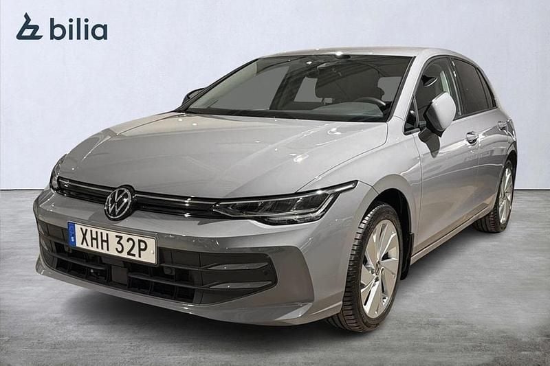 Grå Begagnad 2024 VW Golf VIII Life Halvkombi | 299 000 kr (Marknadspris) - Bild 1/4