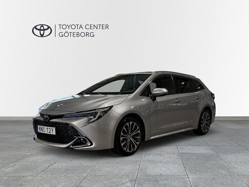Silver metallic (1l0) Begagnad 2023 Toyota Corolla Style Kombi | 304 900 kr (Marknadspris) - Bild 1/3