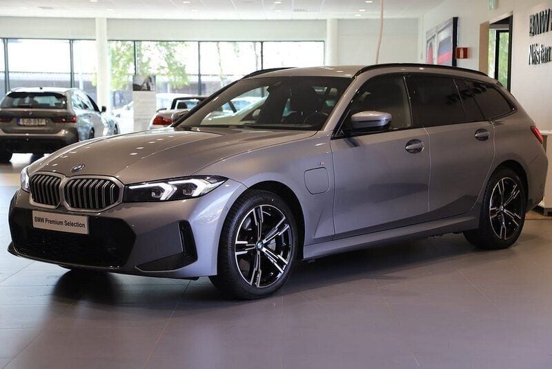 Grå Begagnad 2024 BMW 330e Comfort Edition Kombi | 549 000 kr (Marknadspris) - Bild 1/3