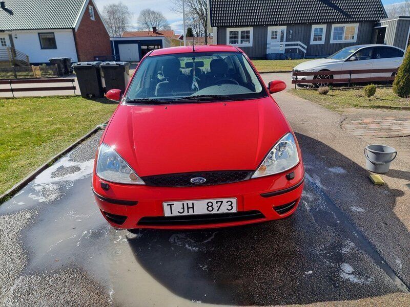 Röd Begagnad 2002 Ford Focus Halvkombi | 14 999 kr (Marknadspris) - Bild 1/4
