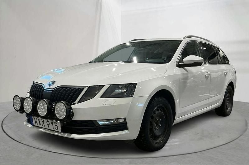 Vit Begagnad 2018 Skoda Octavia Kombi | 126 000 kr (Marknadspris) - Bild 1/4