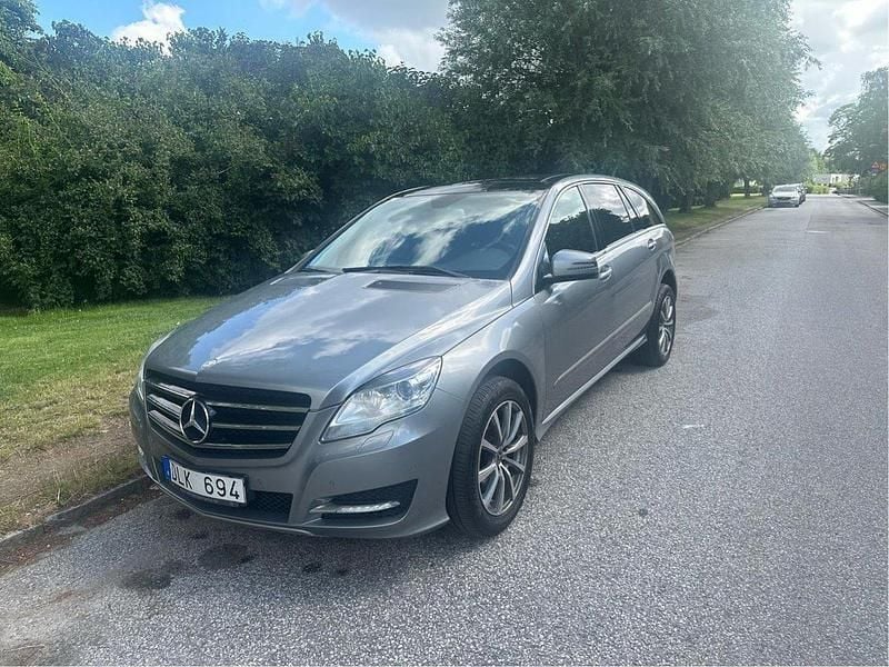Grå Begagnad 2011 Mercedes R350 Minibuss | 140 000 kr (Marknadspris) - Bild 1/4