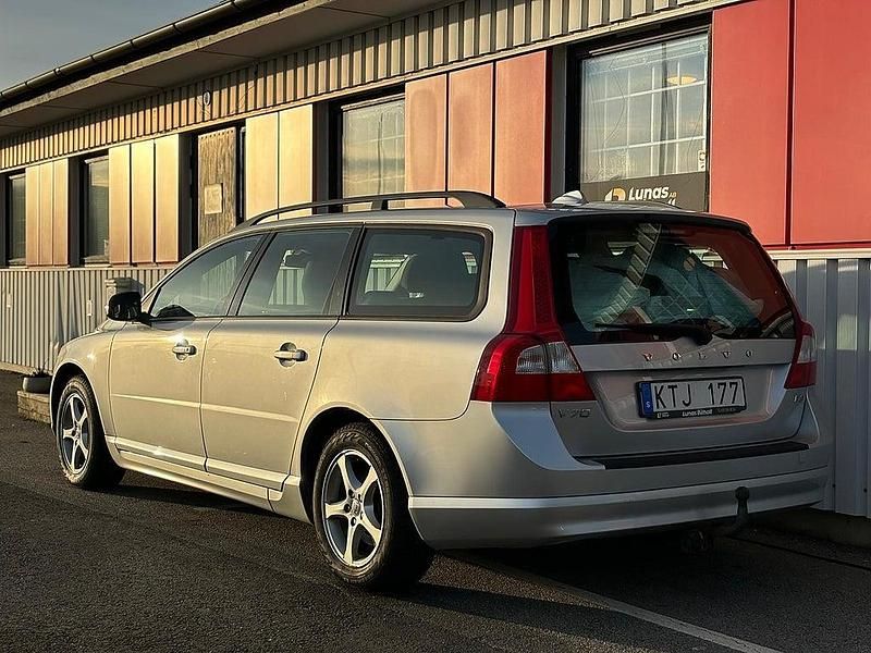 Begagnad Volvo V70 Kinetic 163 HK (119 kW) 2010 Grå Kombi