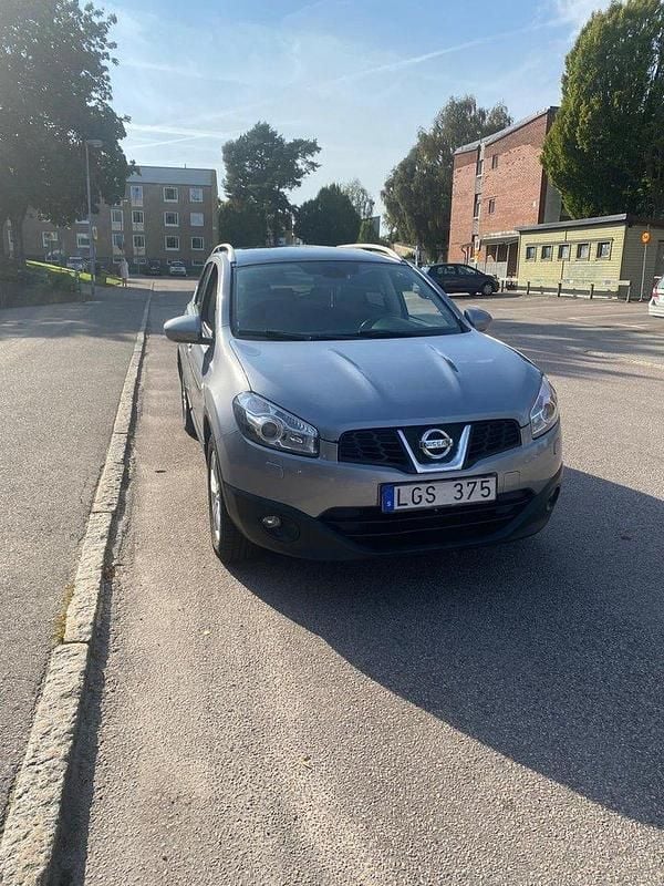 Grå Begagnad 2011 Nissan Qashqai +2 SUV | 59 990 kr (Marknadspris) - Bild 1/4