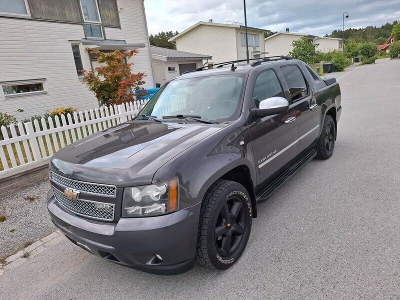 Mörkgrå (gråmetallic ) Begagnad 2011 Chevrolet Avalanche LTZ Van | 165 000 kr - Bild 1/4