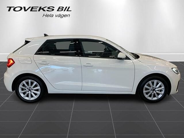 Cortinavit Begagnad 2024 Audi A1 Sportback Proline Halvkombi | 239 900 kr (Lite dyr) - Bild 1/3